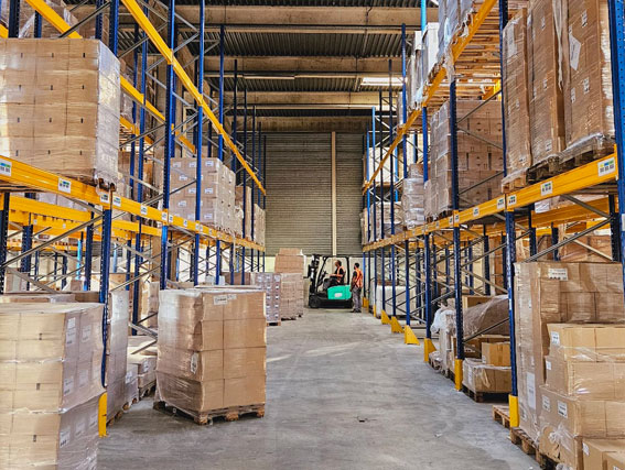 photo d'entrepôt de stockage entre deux rayonnages sur plusieurs niveaux